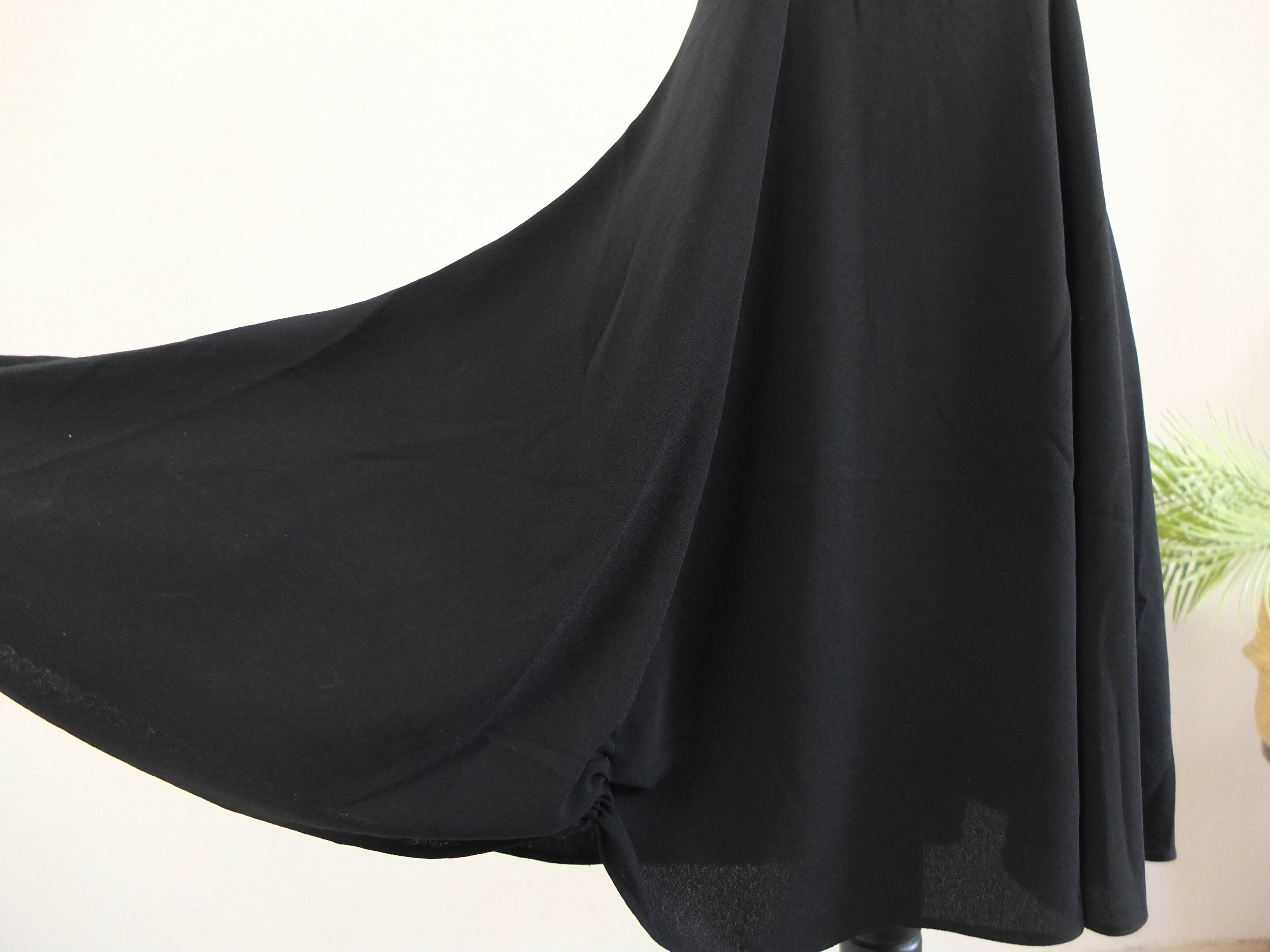 Vestido negro midi de vuelo 80s vintage RebecaVintageShop