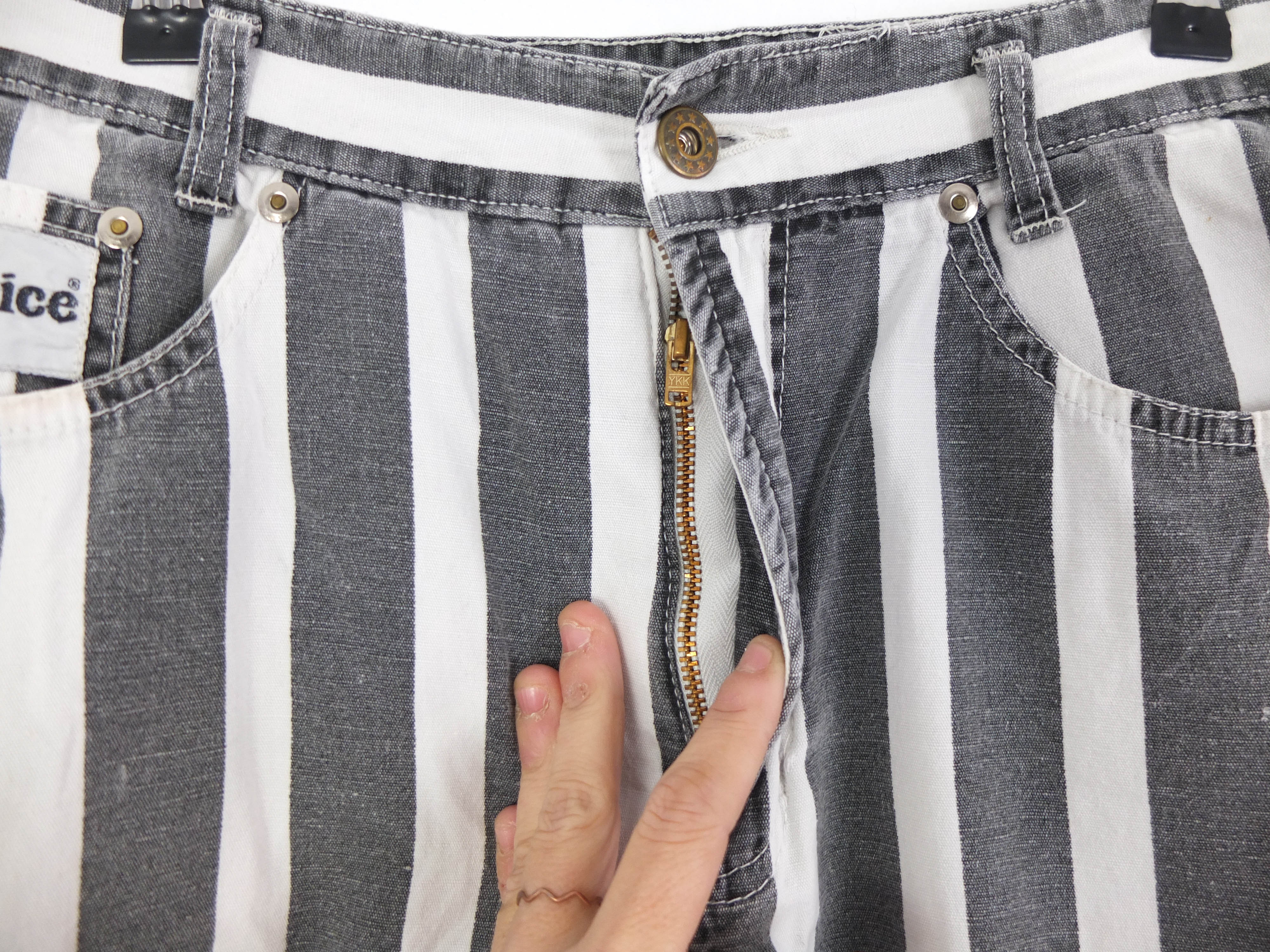 Vintage 80er gestreifte Jeansshorts - M