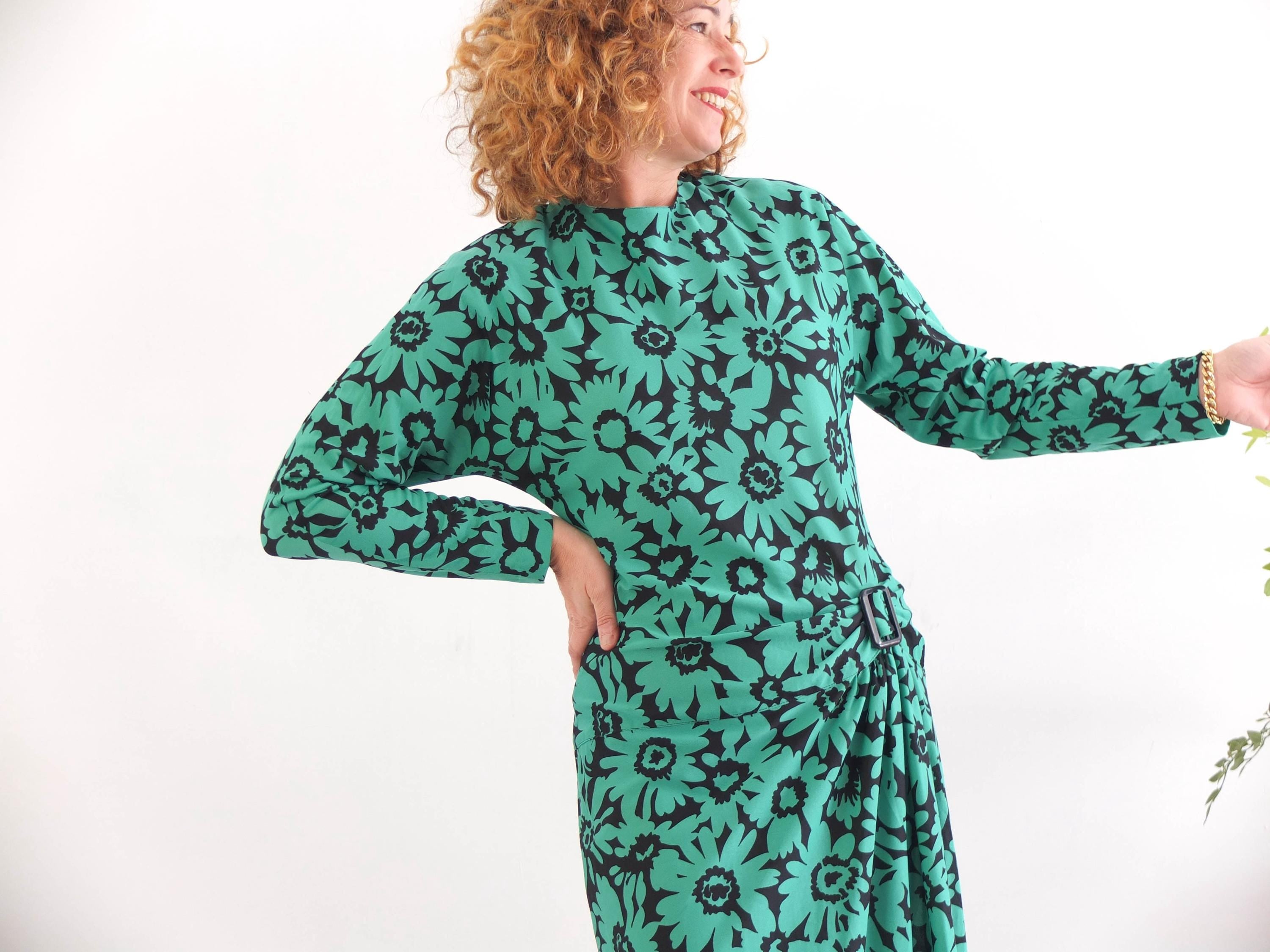 The retro formal dress is size Medium or Large, the approximate contour chest fit is 36,2 inches (92 cm) and the waist contour fit is 32,2 inches (82 cm).
