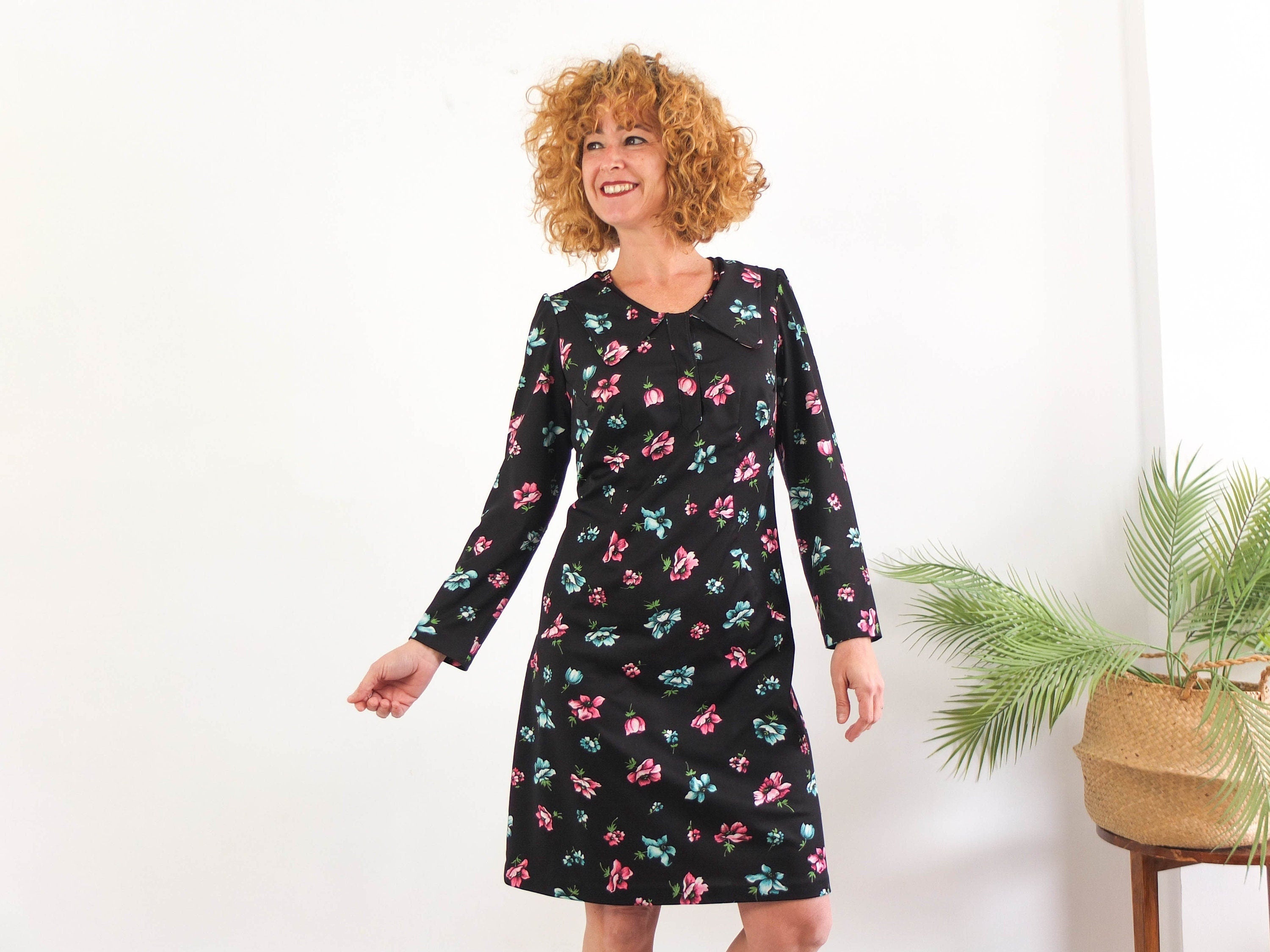 Vintage 70s floral mini twiggy dress - Size M Vintage 70s floral mini twiggy dress - Size M