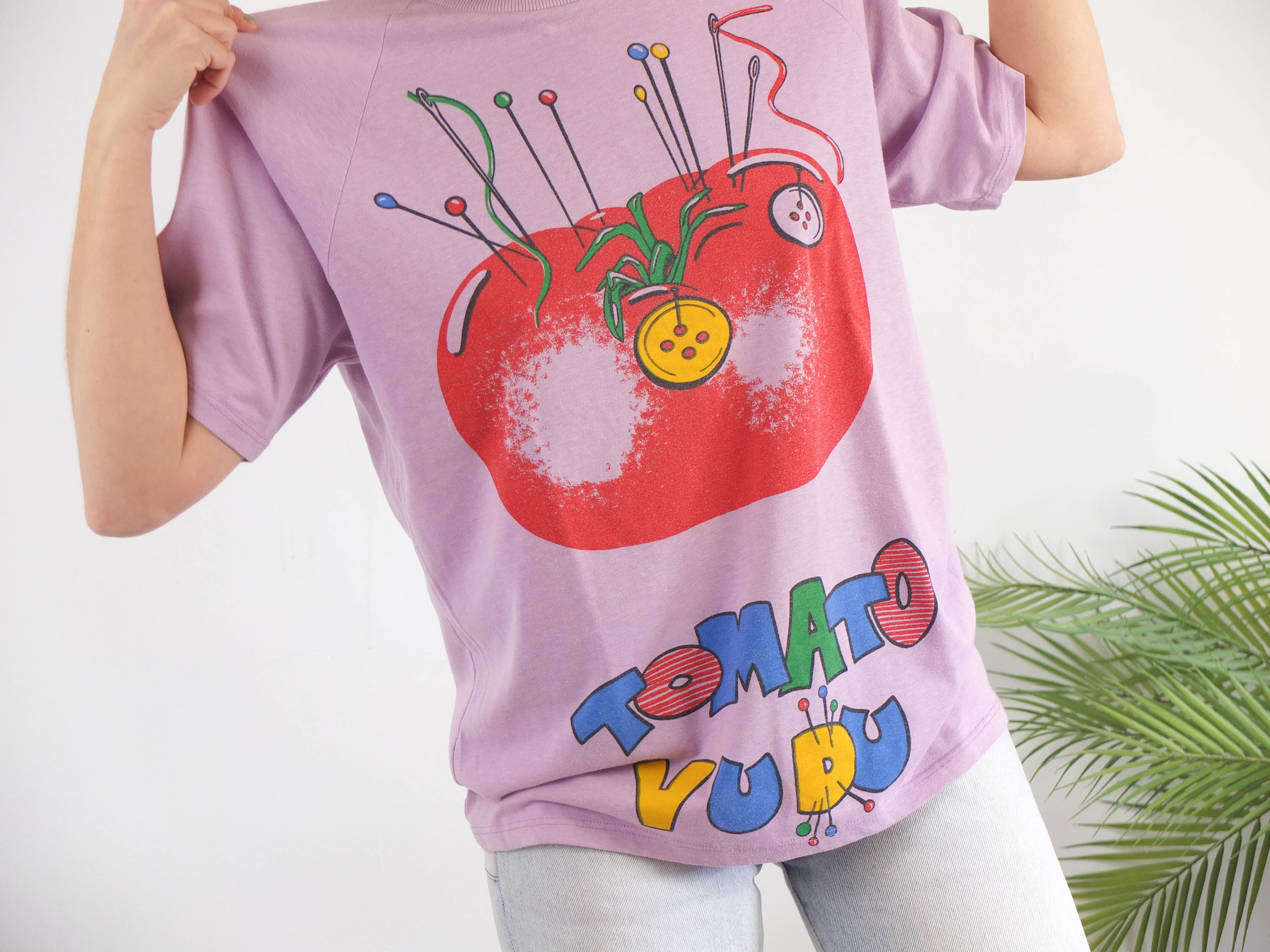 Camiseta de manga corta morada con dibujo de tomate vudú 80s vintage