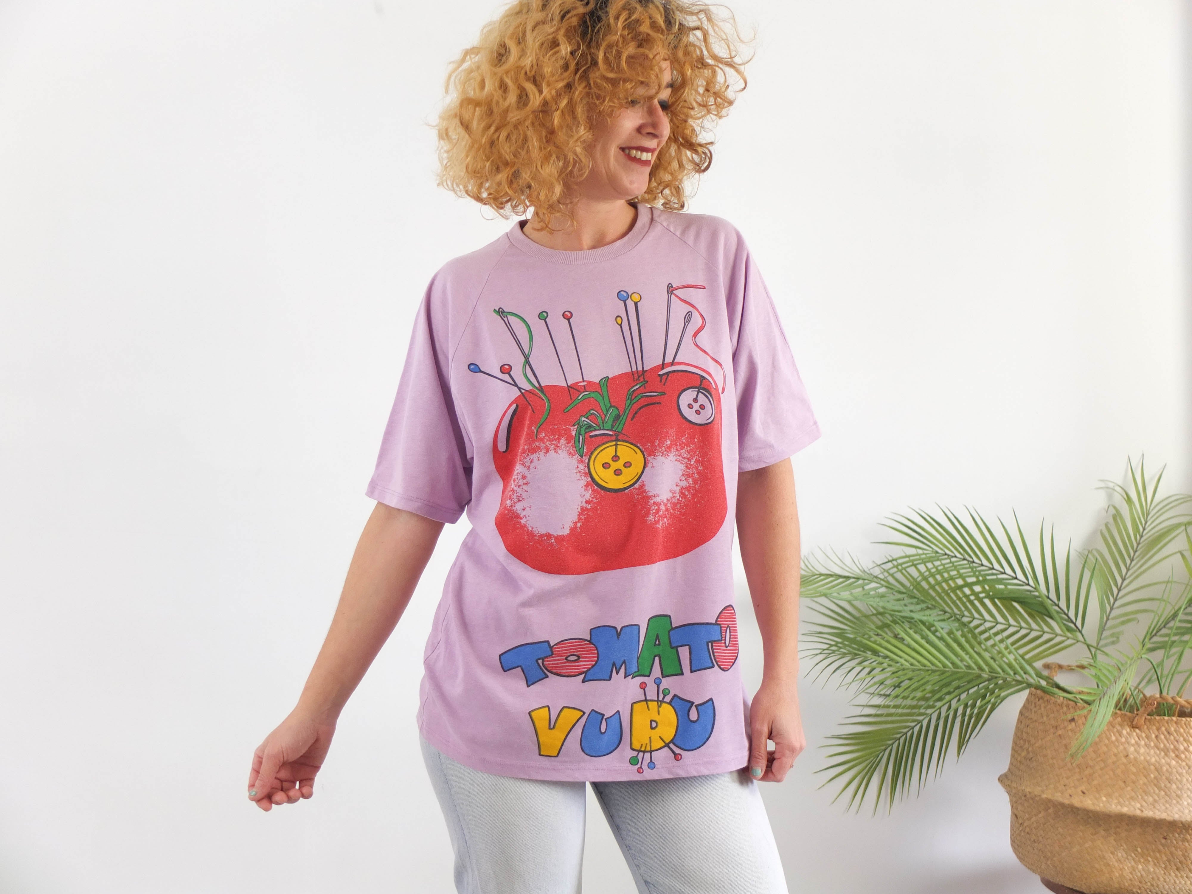 Camiseta de manga corta morada con dibujo de tomate vudú 80s vintage