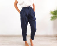 pantalon de pinzas azul marino con la cintura alta 80s vintage