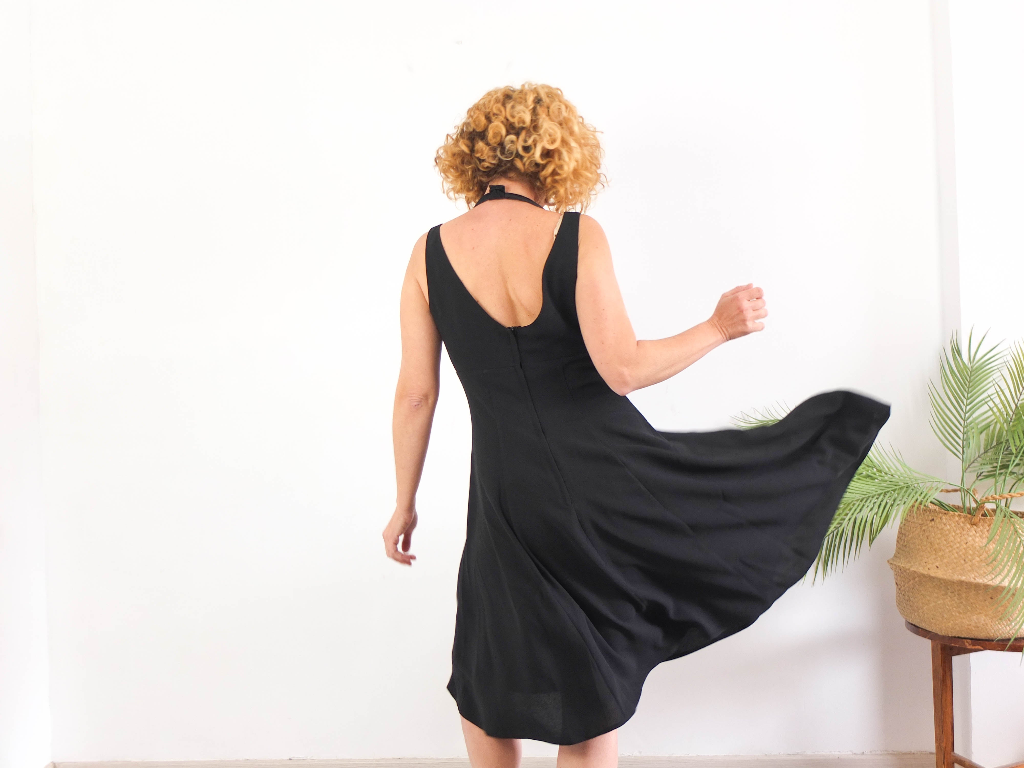 Vestido negro midi de vuelo 80s vintage