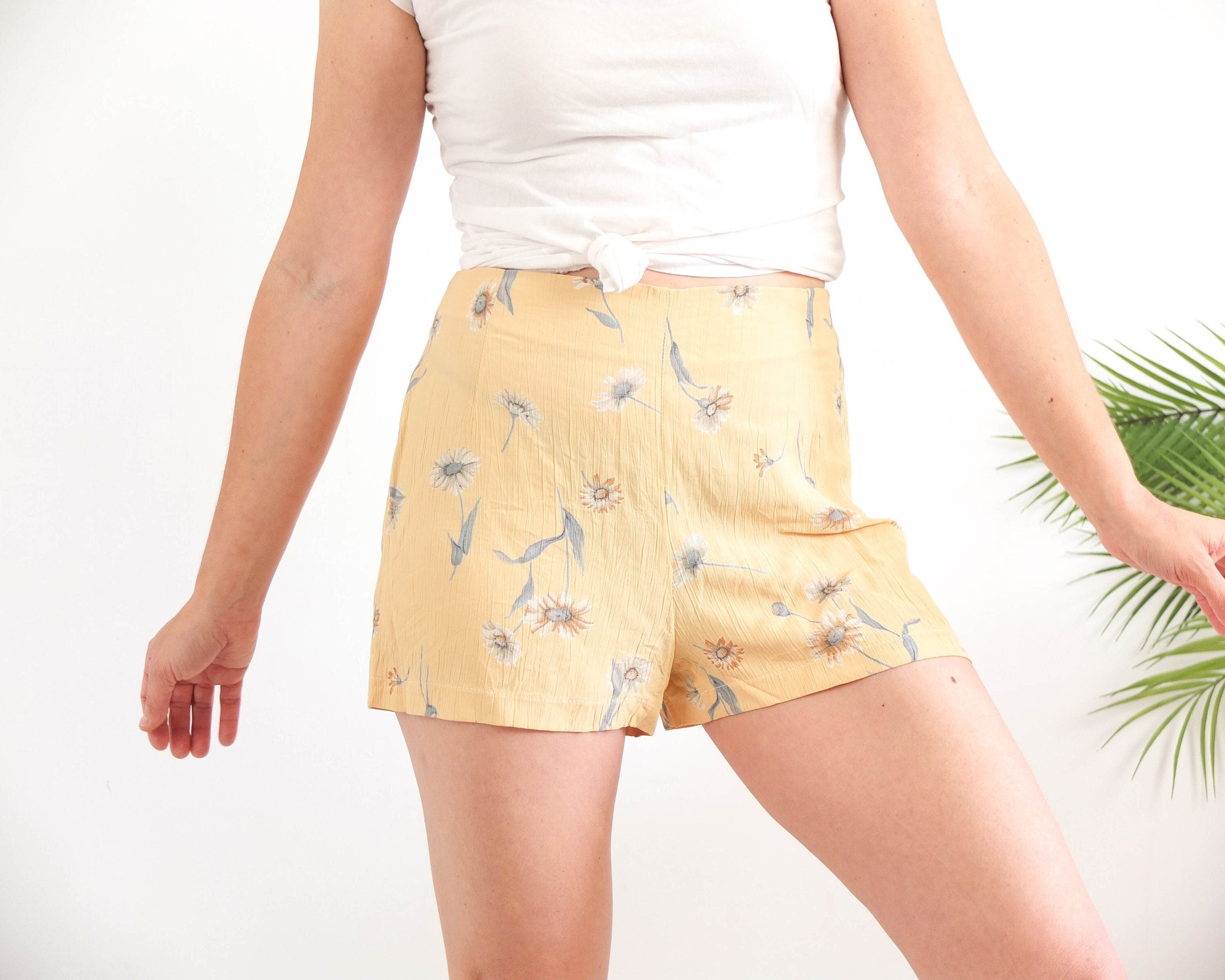 Vintage 90s high waist yellow floral shorts - Medium