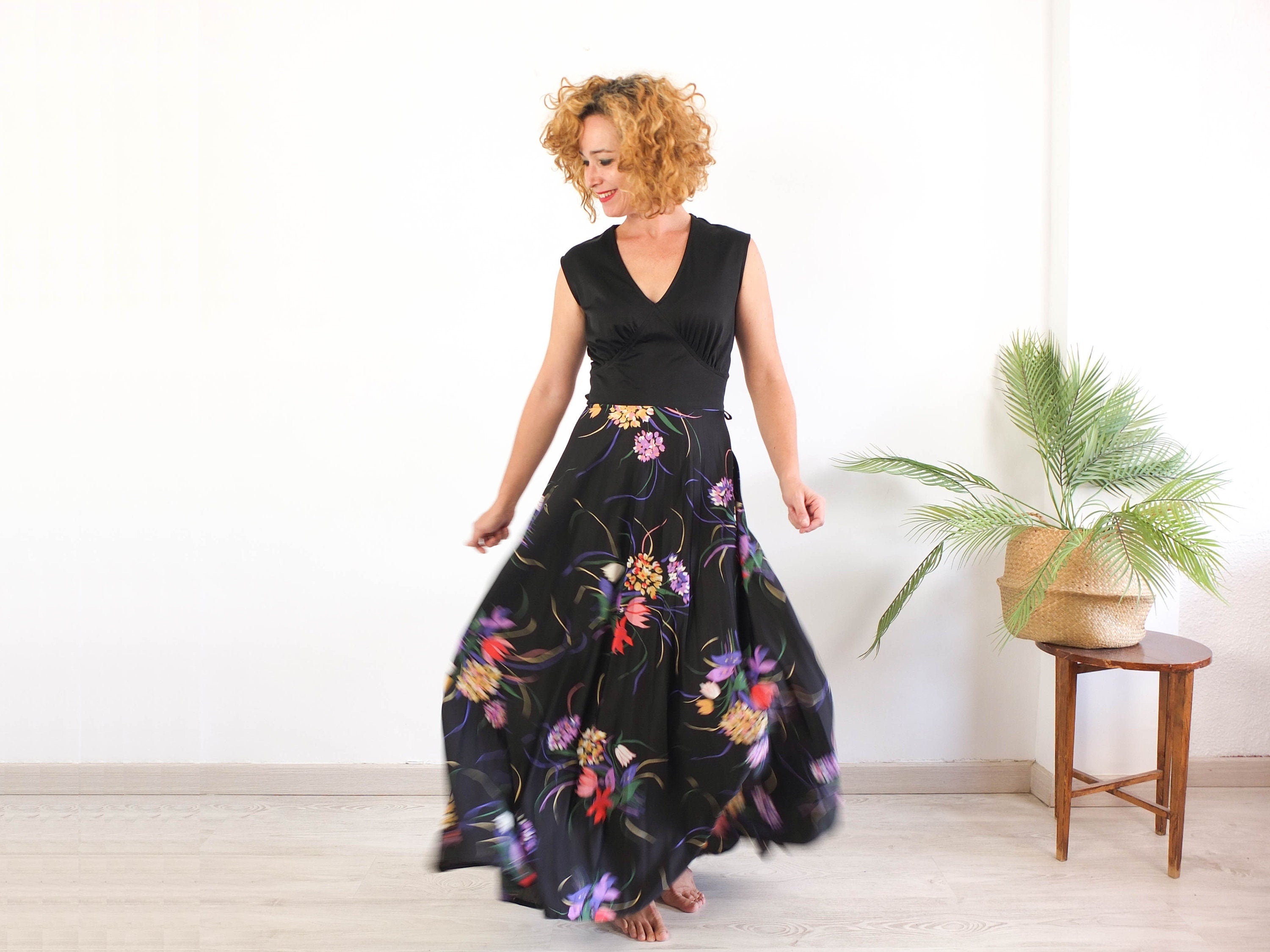 Vintage 70s black floral maxi sleeveless dress - Size L RebecaVintageShop Vintage 70s black floral maxi sleeveless dress - Size L RebecaVintageShop